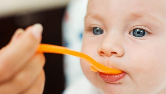 Descoperire alarmantă a medicilor. Ce conține, de fapt, mâncarea pentru bebeluși din supermarket