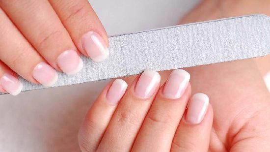 Nouă modă șocantă. Manichiuristele aplică sute de straturi de ojă pe unghie. Cum arată