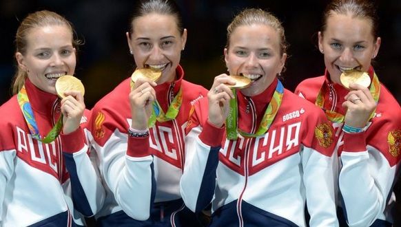 JO 2016. De ce toţi campionii olimpici muşcă din medaliile de aur