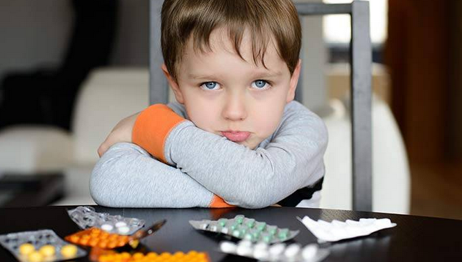 ALARMANT! Greşeala pe care o fac mulţi părinţi din România când le dau medicamente copiilor