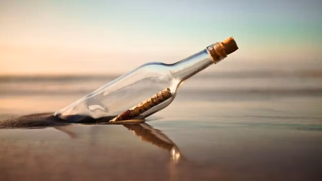 A găsit un mesaj într-o sticlă, pe mare. Când l-a citit, a încremenit. Ce scria 
