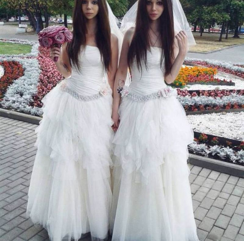 Ai impresia că priveşti două mirese, dar realitatea te va şoca! Niciun om din lume n-a crezut asta