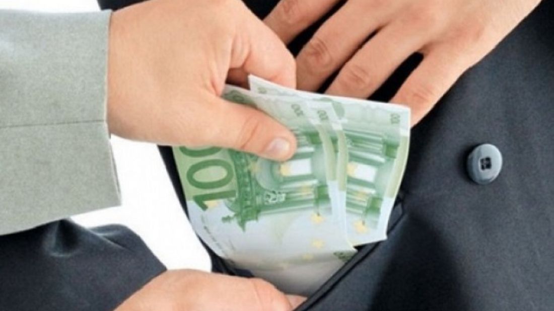 Acuzații ieșite din comun la Poliția Ilfov. Doi poliţişti, suspectaţi că ar fi furat mita unui coleg