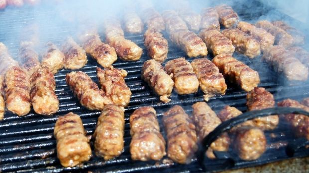 Din ce sunt făcuţi, de fapt, MICII din supermarketuri. Tu ştii ce sfârâie la tine pe grătar?