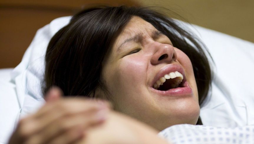 De ce e importantă prezența moașei la naștere