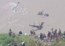 Carnagiu pe şosea: cel puţin 22 de morţi după ce un autobuz plin cu pasageri a căzut într-un râu