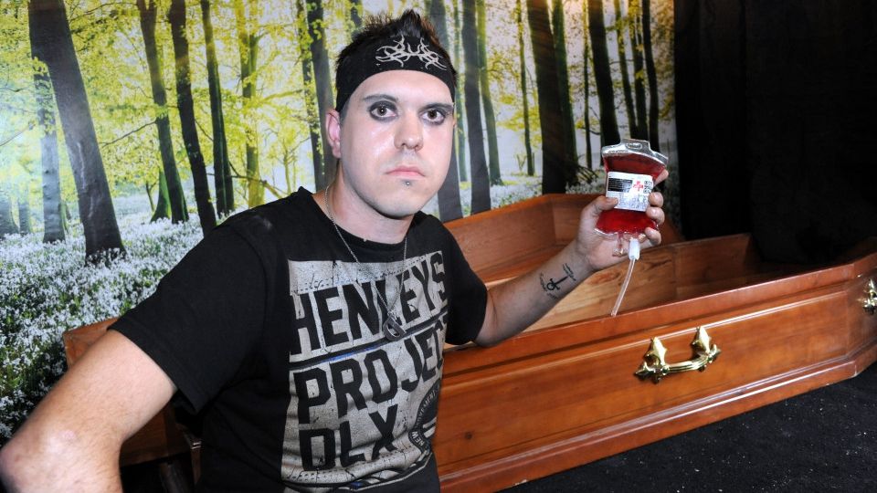 Viaţa bizară a unui tânăr care se crede vampir: bea zilnic sânge de porc şi doarme într-un sicriu