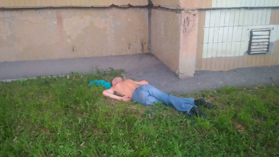 A căzut de la etajul III, dar când au ajuns lângă el salvatorii au încremenit - FOTO