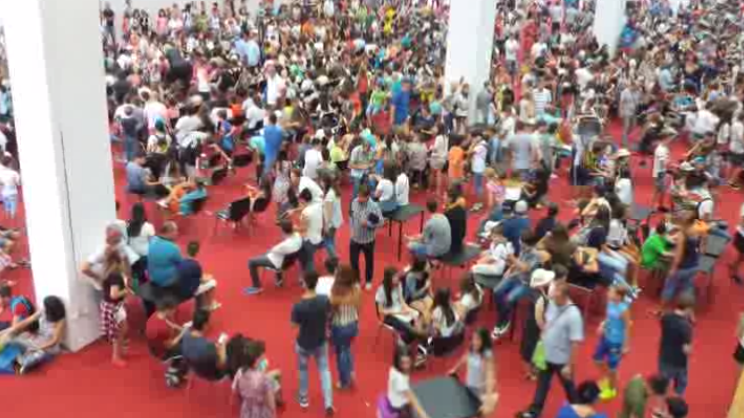 Sute de tineri, în pericol la Romexpo. Au fost evacuaţi de urgenţă de pompieri