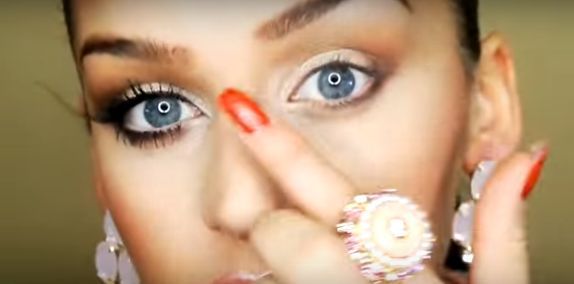 Ce să faci când te machiezi ca să arăţi ochi mari şi expresivi 