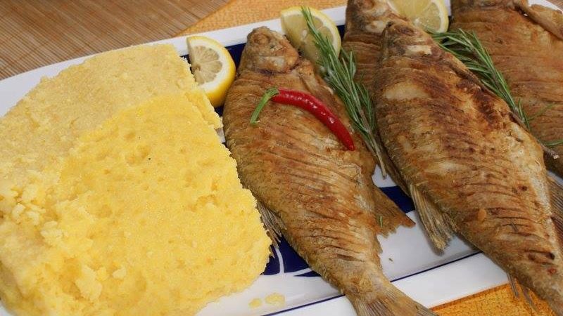 Ce să faci când îţi rămâne un os de peşte în gât. Cinci soluţii rapide!