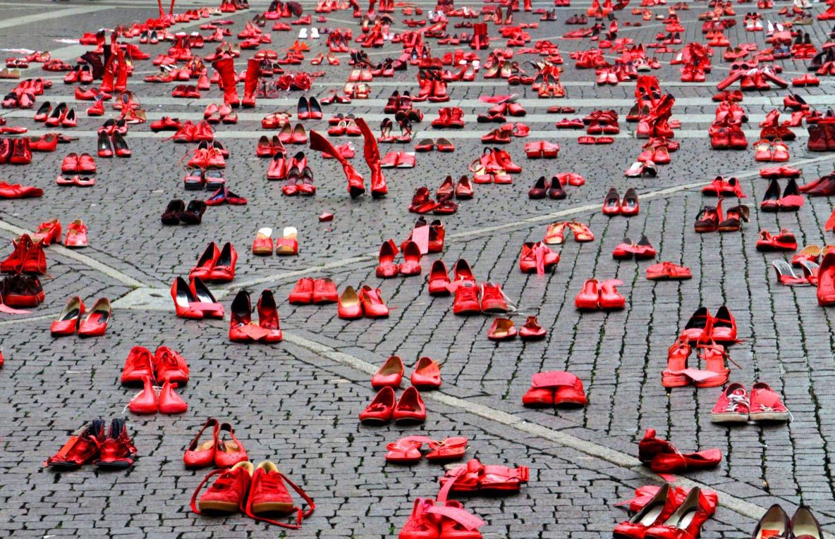 Sute de pantofi roşii au fost înşiraţi, unul lângă altul. Semnificaţia este de fapt, dureroasă