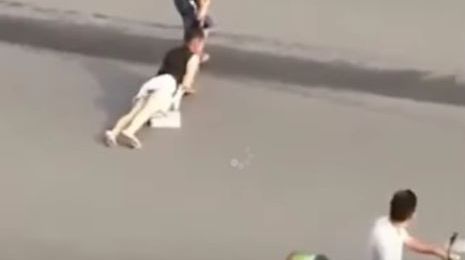 Atenţie, imagini şocante! Un bărbat târăşte de păr pe stradă în plină zi o femeie 