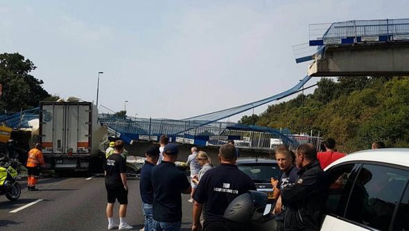 O pasarelă pietonală se prăbuşeşte peste maşini. VIDEO ŞOCANT