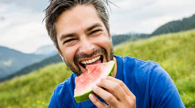 Un bărbat a cumpărat un pepene, pe care abia aştepta să-l mănânce. L-a tăiat.ŞOC!Ce a găsit înăuntru