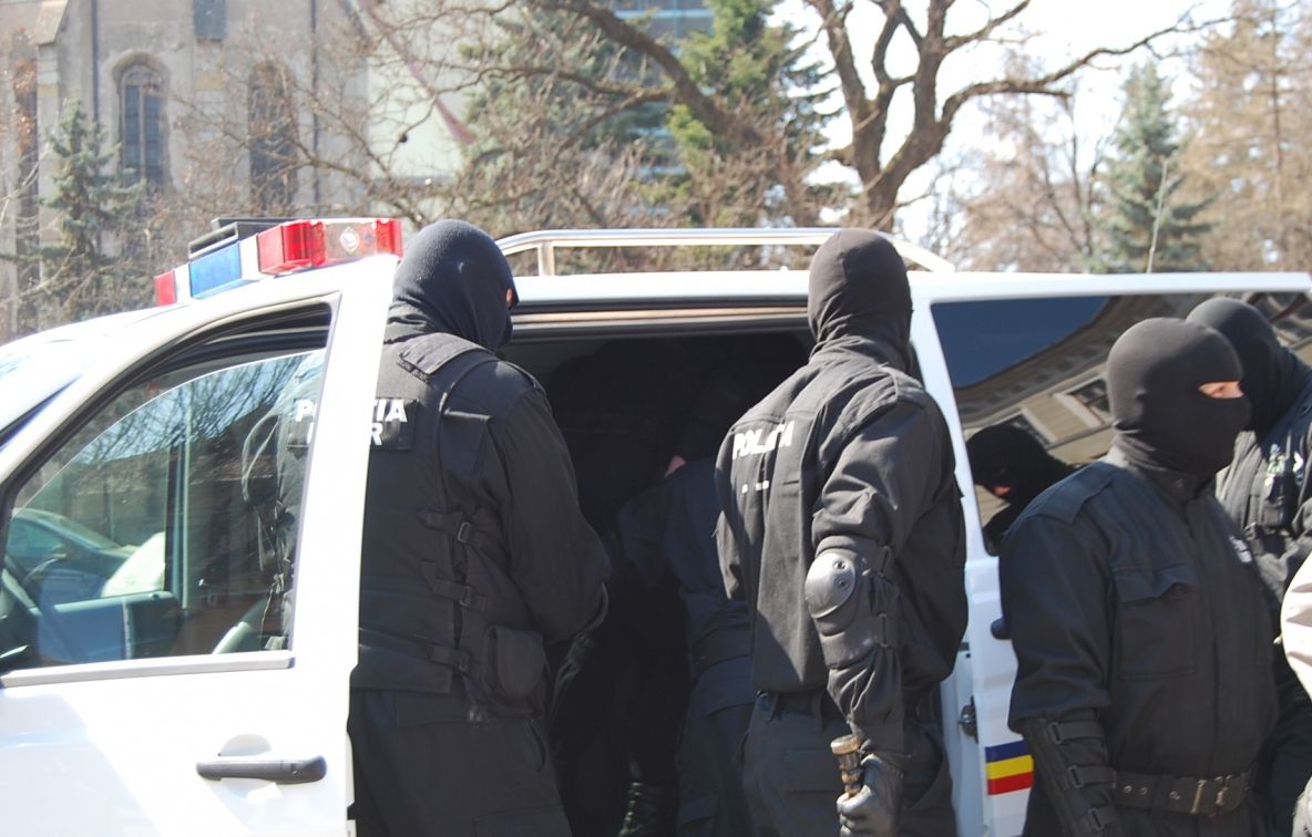 Percheziţii la persoane care procesau tutun acasă şi îl vindeau pe internet. Prejudiciul, uriaş