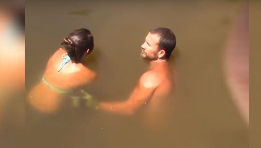 O metodă șocantă de pescuit. S-a scufundat și a apărut cu monstrul în mână. Se zbătea..