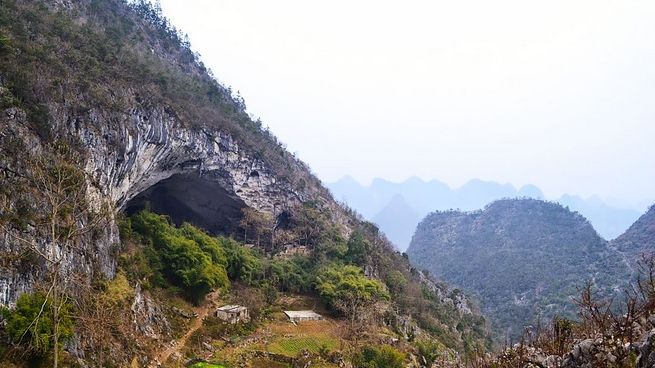 Incredibil! Se întâmplă în zilele noastre: peştera în care locuiesc 100 de oameni. Unde se află