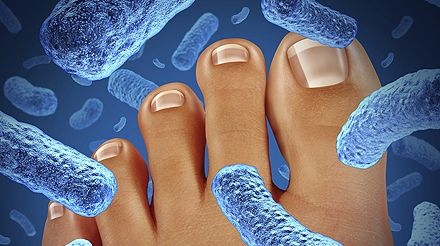 Îţi miros picioarele şi nu mai ştii ce să faci? Iată trei idei simple care o să te scape de problemă