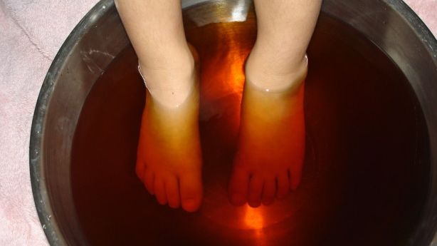 Și-a ținut picioarele într-un vas cu cafea timp de câteva minute. Rezultatul e spectaculos