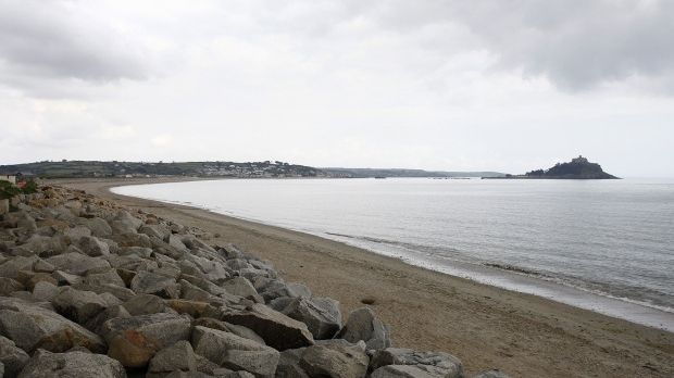 Se plimba pe plajă, când ceva ciudat a ieșit din mare. ”Mi-era frică”. Nimeni nu știe ce este