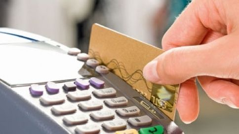 Guvernul nu mai lasă băncile să-și facă de cap. Schimbări la plata cu cardul