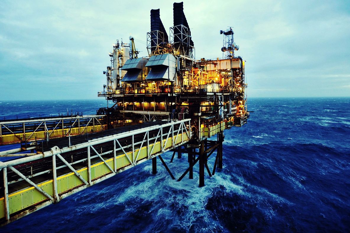 Dezastru ecologic în Marea Neagră. Peste 100 de tone de petrol, scurse în apă