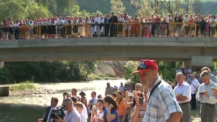 Prostia omenească a lui Creangă, actuală în România: podul care nu duce nicăieri, inaugurat cu fast