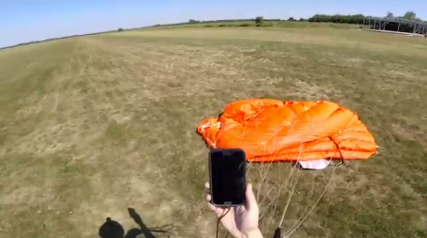 A încercat să prindă Pokemoni în timp ce sărea cu parașuta. Ce s-a întâmplat apoi? Uluitor