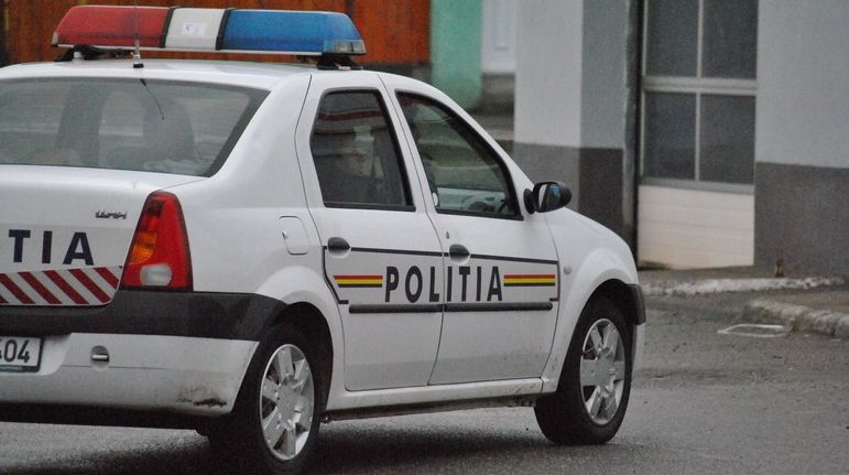 Incredibil! Bărbat arestat pentru că a tăiat cu un briceag roţile mai multor maşini de poliţie