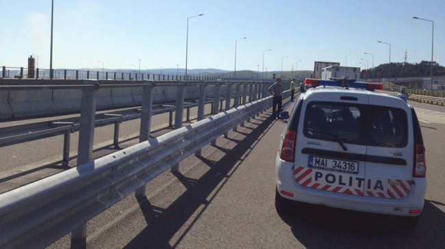 Accident pe Autostrada Transilvania. O maşină s-a făcut praf după ce a intrat într-un parapet