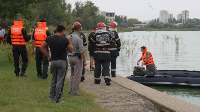 Cadavru plutind pe apă. Pompierii din Constanţa, în alertă