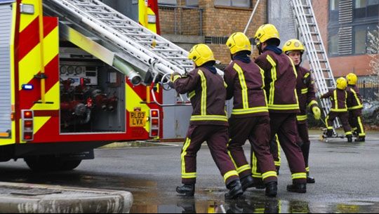 Incendiu devastator într-un bloc din Londra. Intervin peste 100 de pompieri. VIDEO