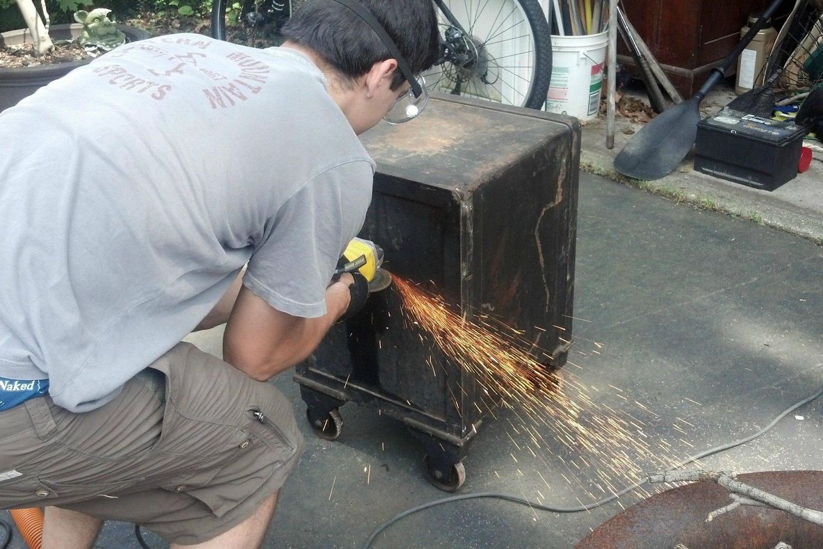 Au spart cu greu seiful găsit în casa bunicii. Au găsit o cutie de metal, iar în ea.."Suntem bogați"