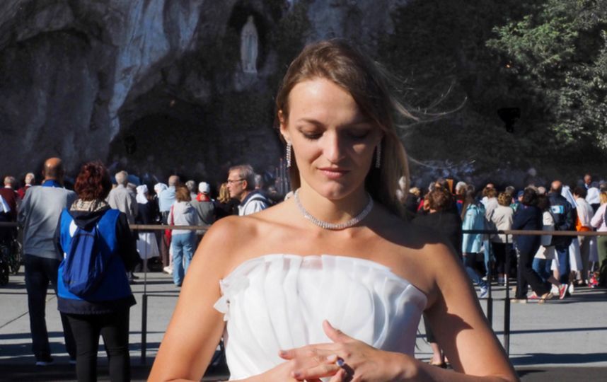 Cea mai tristă nuntă. Mireasa a decis să se căsătorească fără mire. Motivul fabulos!