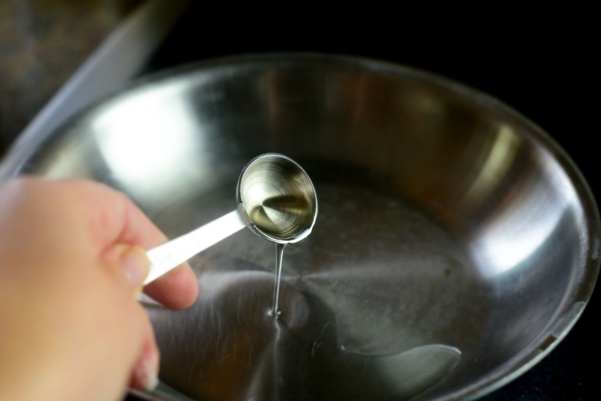 O linguriță din acest ulei curăță ficatul și te scapă de stres