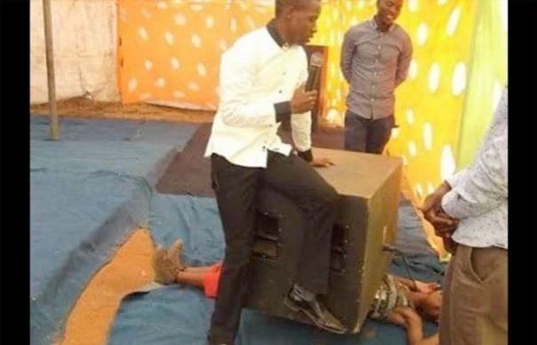 A vrut să demonstreze puterea credinței punând o boxă grea peste fată. Ce a urmat..