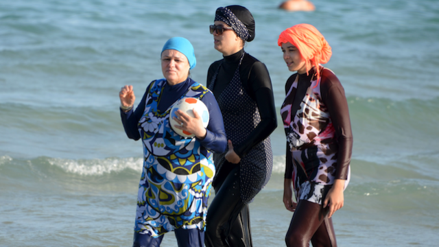 Ministru francez: O lege anti-burkini ar fi neconstituțională