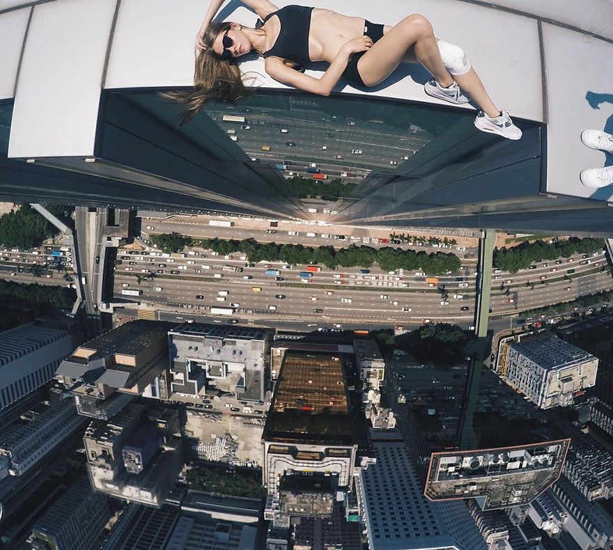 Îți dau fiori. Tânăra sexy cu cele mai riscante selfie-uri din lume