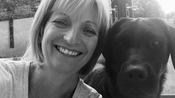 O nouă "provocare" pe Facebook. De ce toată lumea postează selfie-uri alb-negru