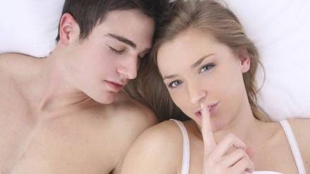 O femeie din patru face asta în pat, iar bărbații habar nu au