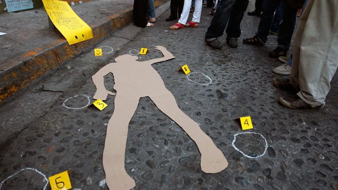 Patru atacatori înarmaţi au împuşcat mortal 12 persoane într-o piaţă aglomerată din India