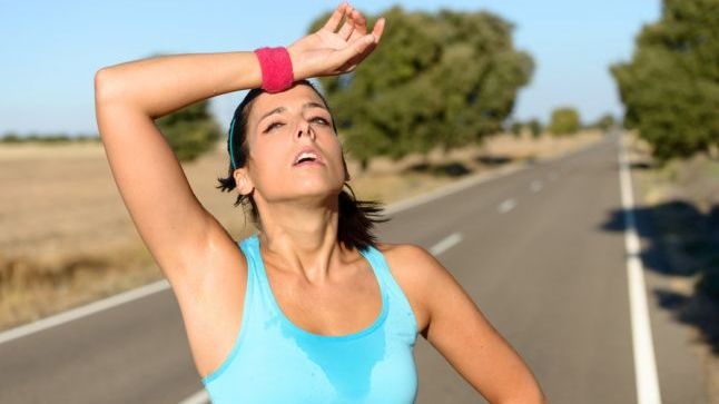 Cum ştii că ai făcut INSOLAŢIE: primele semne care ar trebui să te alarmeze