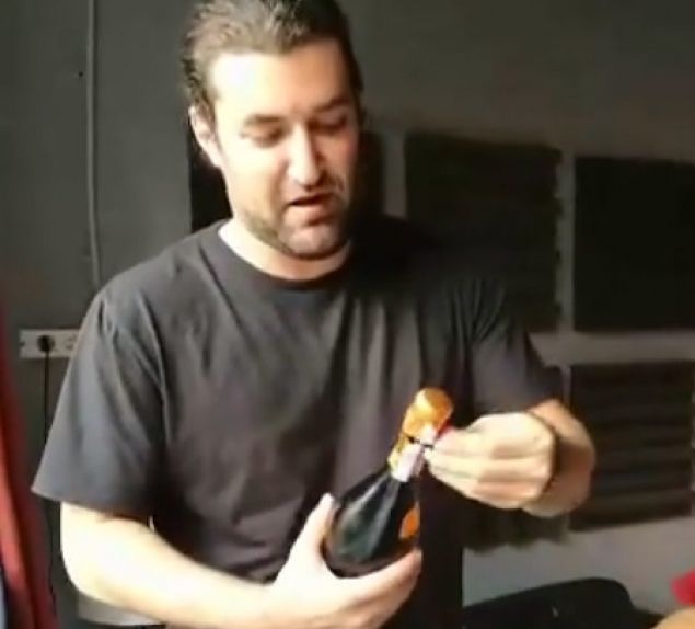 Smiley a desfăcut sticla de şampanie. Ce motiv a găsit cântăreţul