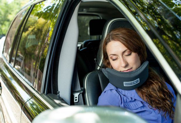 S-a inventat dispozitivul care te ajută să dormi în avion sau mașină