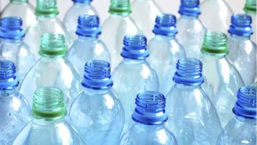 De ce NU ar trebui să refoloseşti recipientele pentru apă