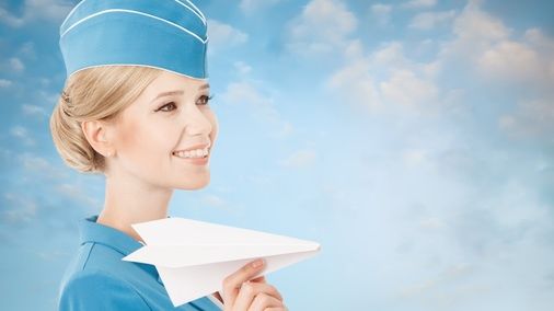 Motivul pentru care stewardesele întâmpină pasagerii cu mâinile la spate