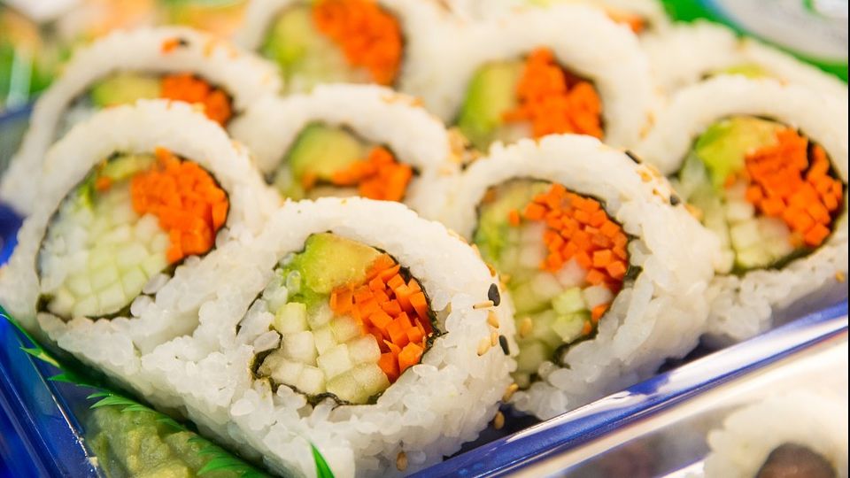 Ce se întâmplă dacă mănânci carne crudă