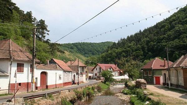 Gospodărie evacuată și trafic restricționat în Sibiu: o stâncă ar putea să cadă de pe un versant