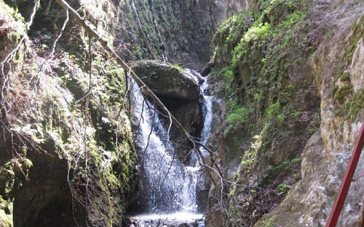 Locul unic din România unde poţi admira cinci cascade! Peisajul îţi taie respiraţia